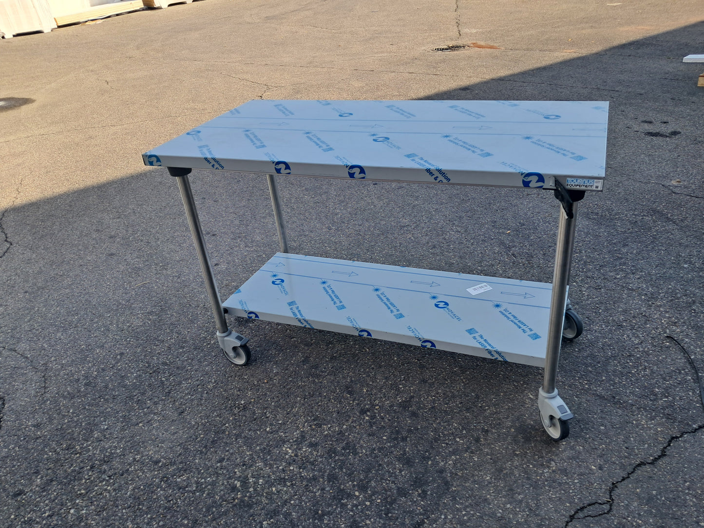 TABLE CENTRALE SUR ROULETTES + ETAGERES - 1400x700 - PF-0060020