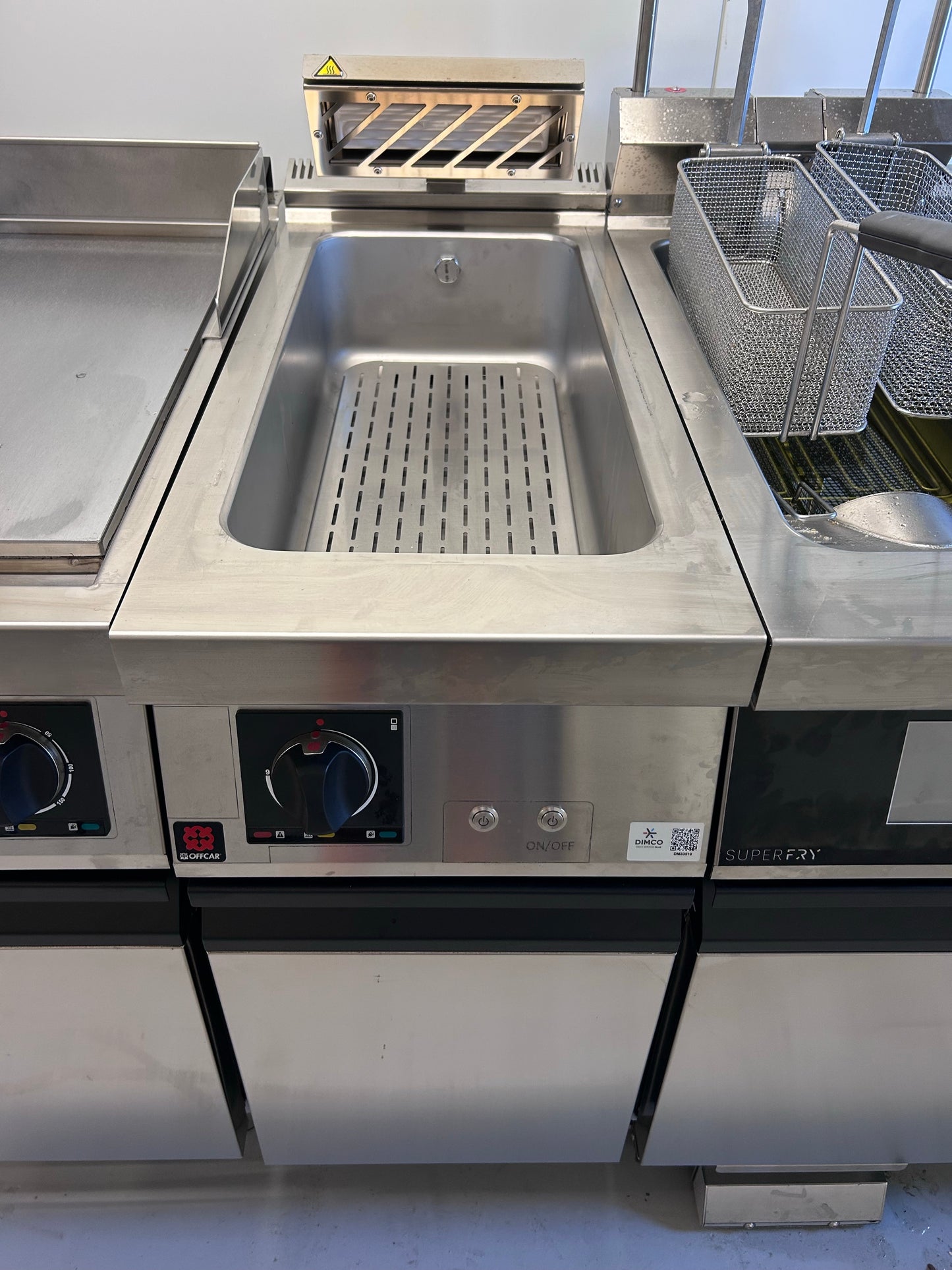 CHAUFFE-FRITES ÉLECTRIQUE SUR PLACARD OUVERT - DF-0001275